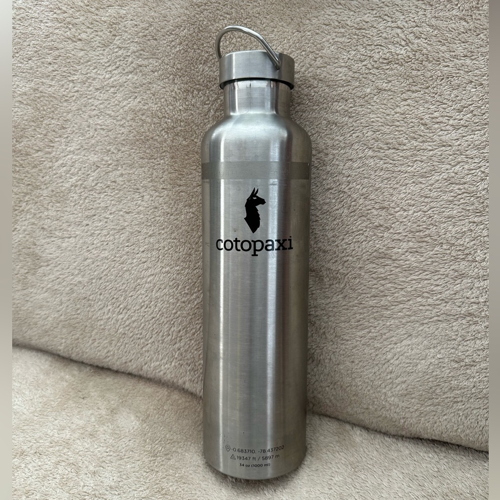 Cotopaxi Stainless Steel 32oz Water Bottle. Screw off lid with moveable handle.